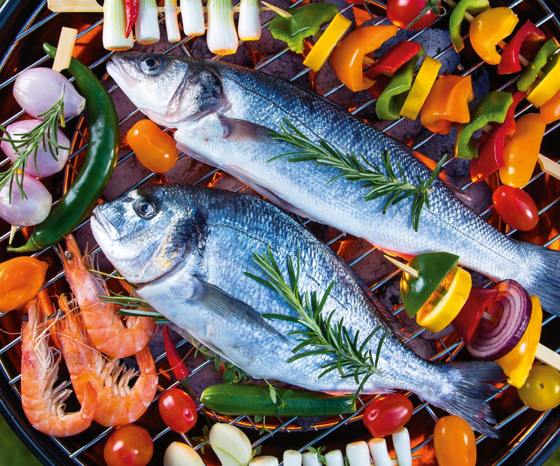 Fisch, Garnelen, Gemüse und mehr auf dem Griller