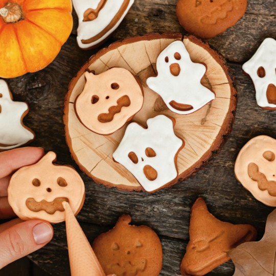 Halloween-Kekse: Kürbisse und Geister