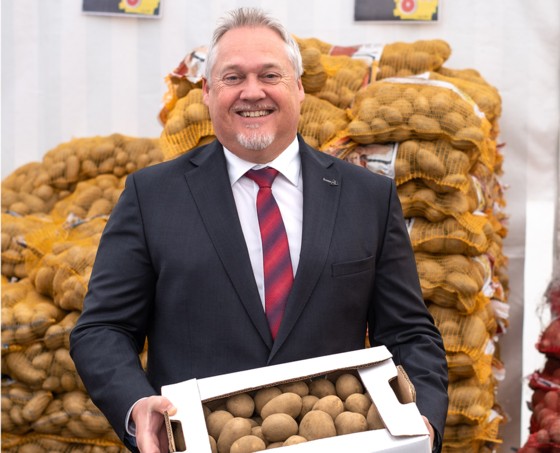 Geschäftsführer Schrenk mit regionalen Kartoffeln