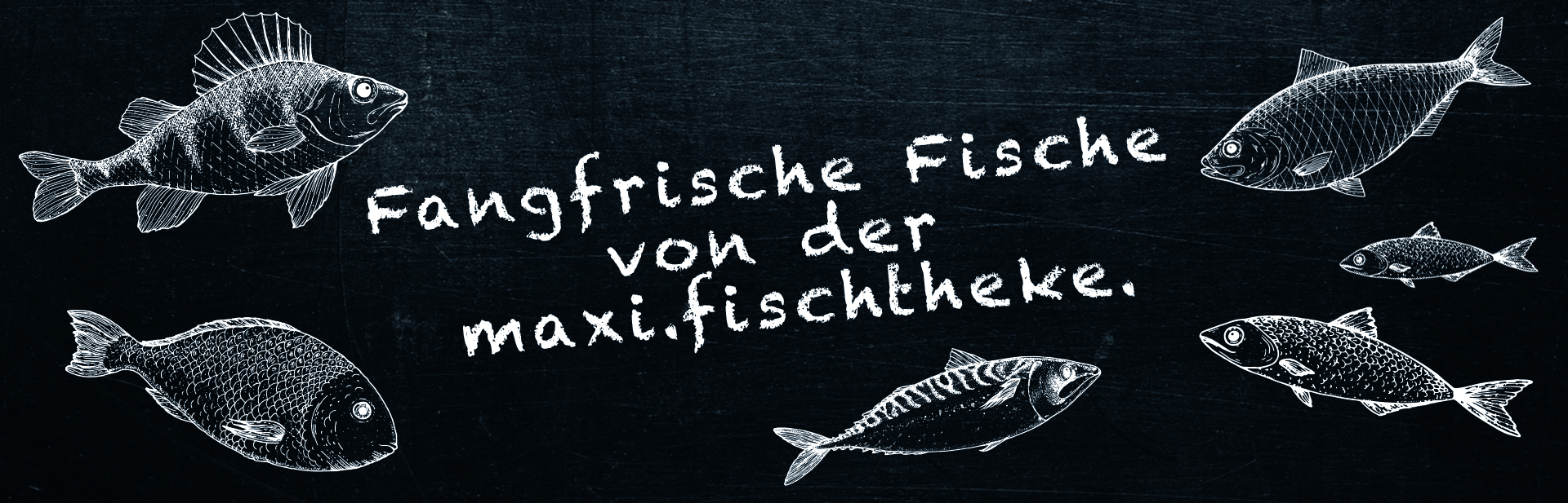Illustrierte Fische auf einer Schieferplatte mit Aufschrift "Fangfrische Fische von der maxi.fischtheke".